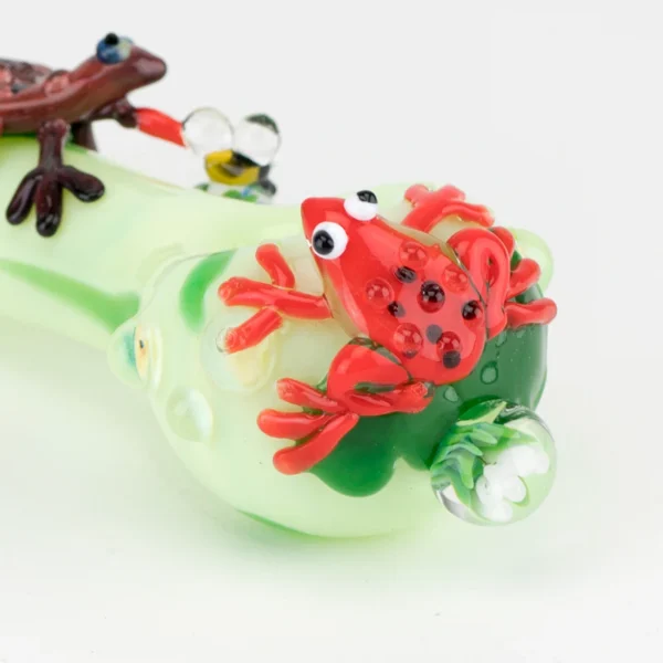 Empire Glassworks Ribbit Spoon Pipe, close up of frogs.
